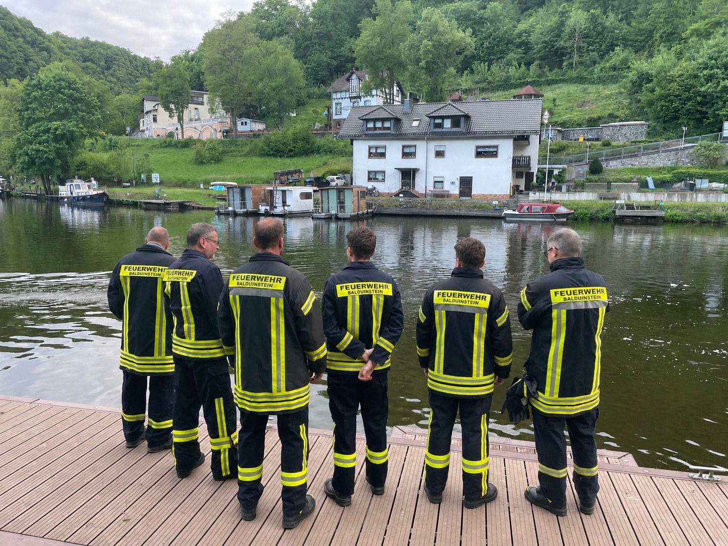 Feuerwehrangehörige der Feuerwehr Balduinstein gemeinsam am Wasser