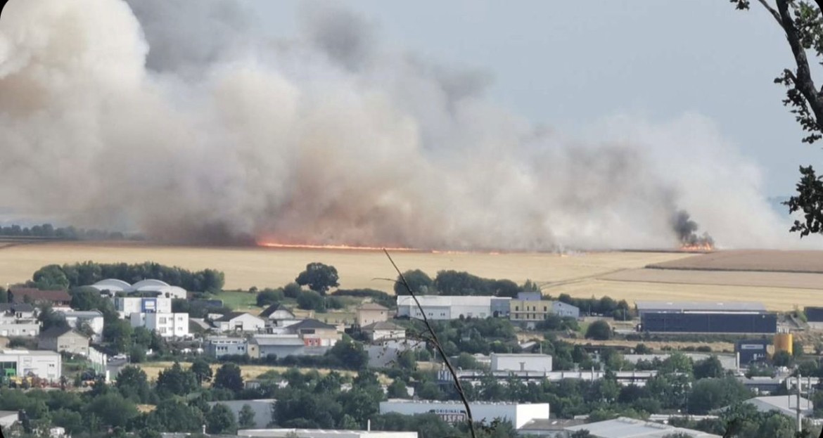 Feldbrand mit starker Rauchentwicklung