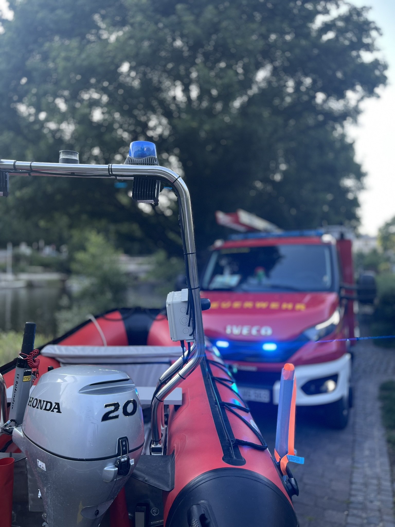 Boot und Feuerwehrfahrzeug bei einer Übung